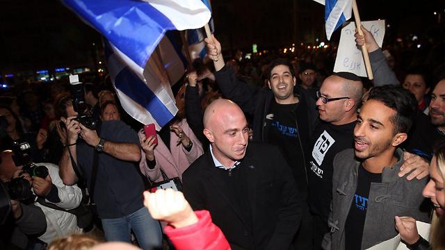 Shilon (C) amongst demonstrators (Photo: Motti Kimchi)
