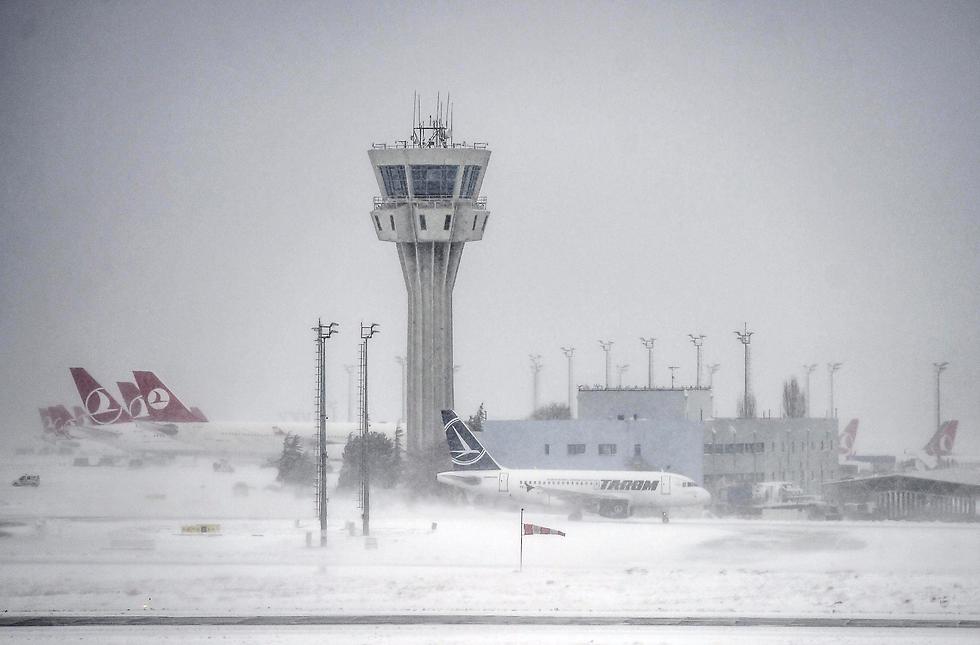 מגדל הפיקוח ומטוסי טורקיש איירליינס. יש להתעדכן בהמראות ובנחיתות (צילום: AFP) (צילום: AFP)