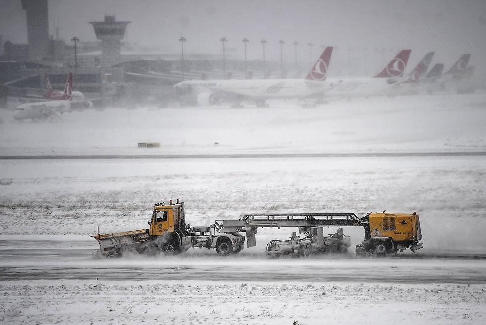 המפלסות לא עומדות בקצב פינוי השלג מהמסלולים (צילום: AFP) (צילום: AFP)