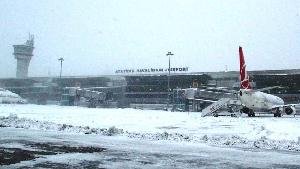 שלג כבד בשדה התעופה אטאטורק באיסטנבול (צילום: MCT) (צילום: MCT)