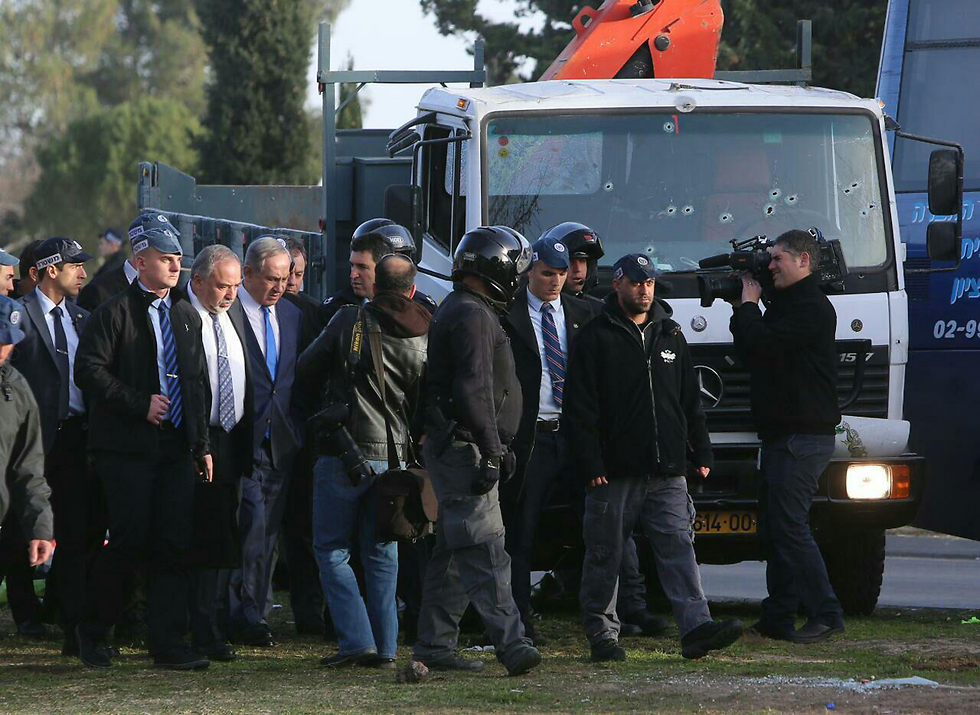 ראש הממשלה ושר הביטחון בזירת הפיגוע (צילום: הלל מאיר) (צילום: הלל מאיר)