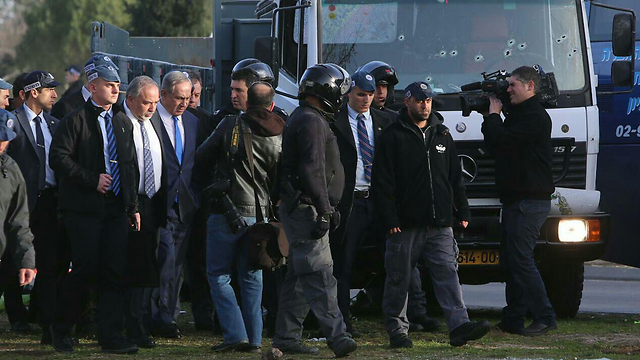ראש הממשלה נתניהו ושר הביטחון ליברמן בזירת הפיגוע (צילום: הלל מאיר) (צילום: הלל מאיר)