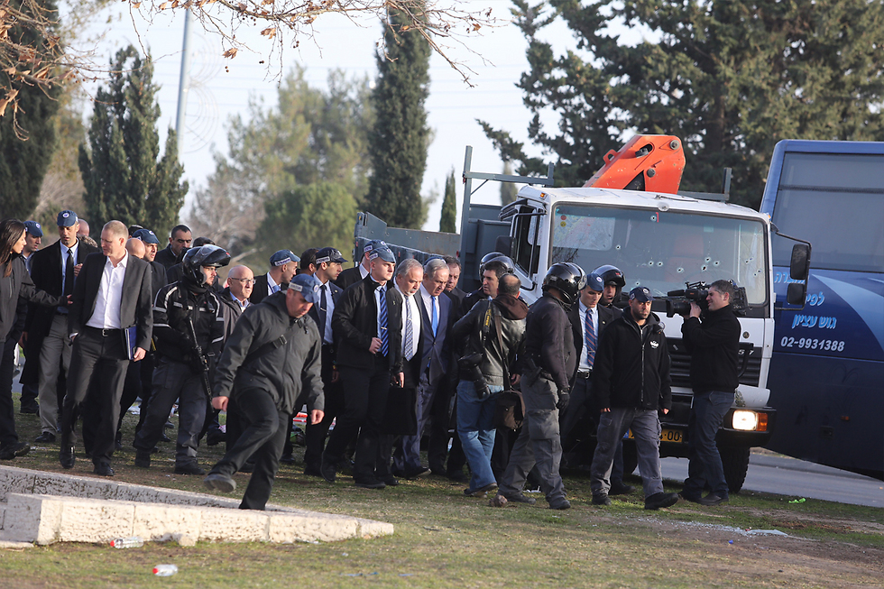 ראש הממשלה נתניהו ושר הביטחון ליברמן בזירת הפיגוע (צילום: גיל יוחנן) (צילום: גיל יוחנן)