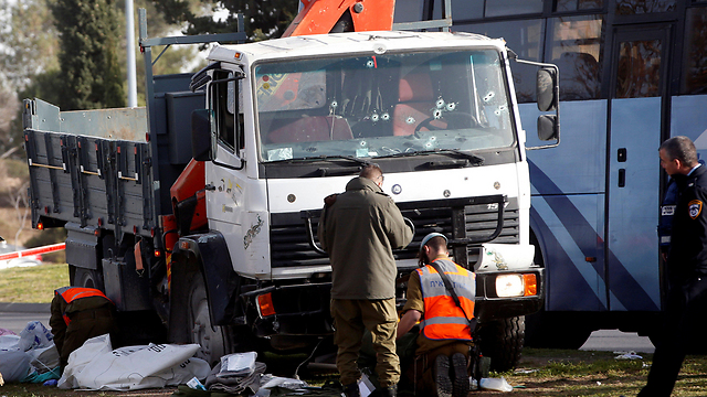 פיגוע הדריסה בירושלים. הנהג חזר כדי לפגוע בעוד אנשים (צילום: רויטרס) (צילום: רויטרס)