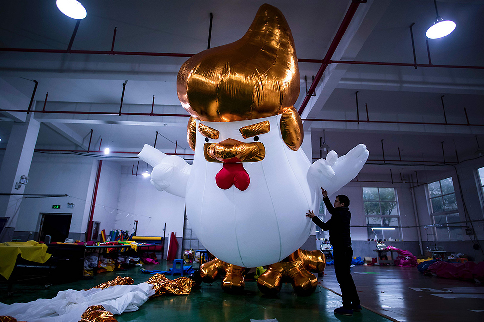 2,080 דולר לתרנגול-טראמפ בגודל 10 מטרים (צילום: AFP) (צילום: AFP)