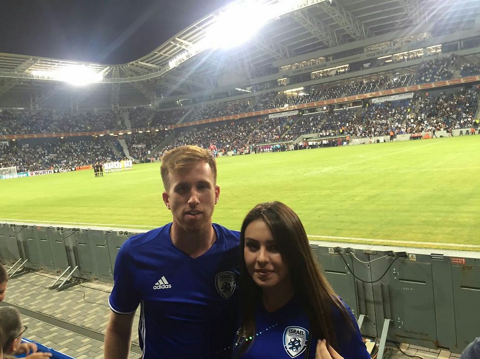 ז'אורז'יניו עם אשתו במשחק של נבחרת ישראל (צילום: פרטי) (צילום: פרטי)