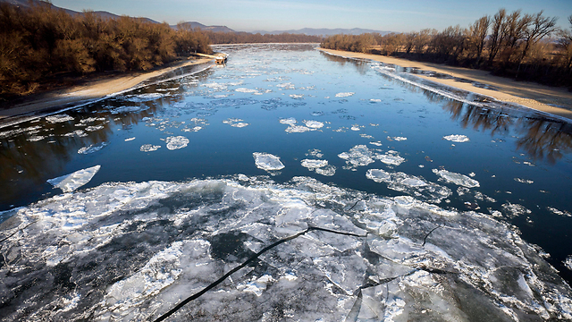 קרח בחלקו ההונגרי של הדנובה. "לשורדים יש רפלקס הישרדות. הם צורחים ושוחים" (צילום: EPA) (צילום: EPA)