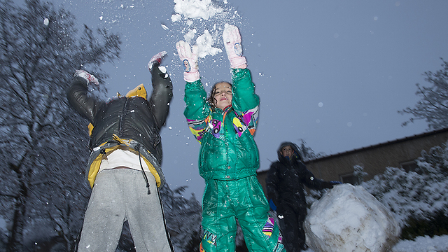 ילדים נהנים מהשלג בקיבוץ אלרום (צילום: אפי שריר) (צילום: אפי שריר)