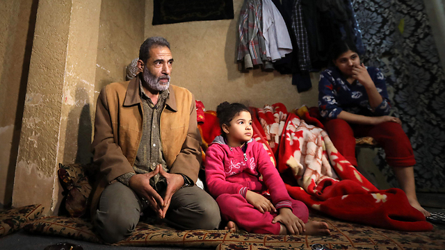 אבו חאלד ומשפחתו. חדר אחד, מזרן דק (צילום: AFP) (צילום: AFP)