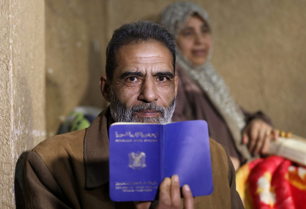 אבו חאלד עם הדרכון הסורי. "אם זה יימשך אנשים עלולים להתפוצץ" (צילום: AFP) (צילום: AFP)