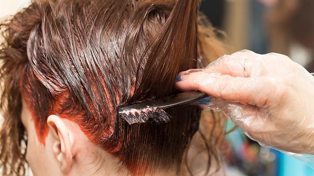 סיכון גבוה ב-9% לסרטן השד בקרב נשים שהשתמשו בקביעות בצבעי שיער (צילום: shutterstock) (צילום: shutterstock)
