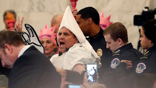 "אי אפשר לעצור אותי, אני לבן!". אחד המפגינים מוצא מהאולם (צילום: AP) (צילום: AP)