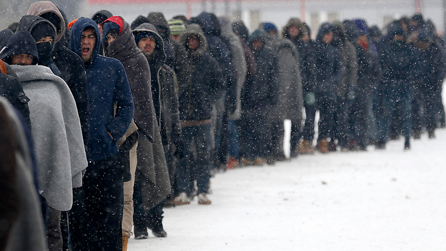 מהגרים חסרי בית בבלגרד בתור ארוך לאוכל (צילום: AP) (צילום: AP)