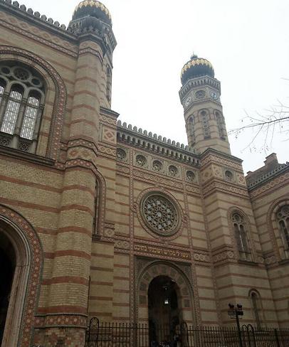 בית הכנסת הגדול ברובע היהודי שבמרכז בודפשט (צילום: אביב בצון)