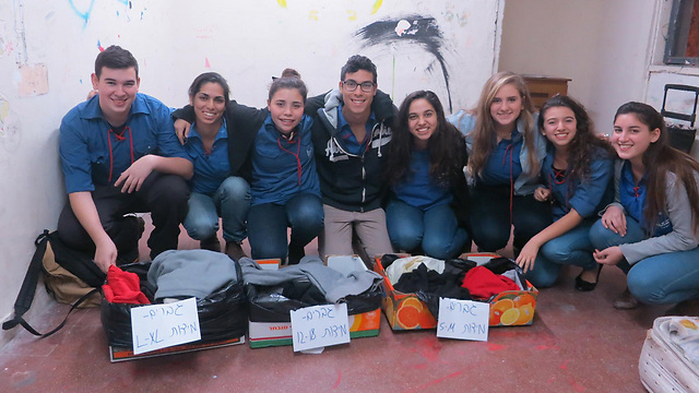Israeli youth movements collecting winter clothes for Syrian refugees (Photo: Youth Federation for Working and Studying)