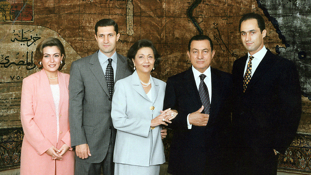 מימין לשמאל: גמאל מובארק, אביו חוסני, אמו סוזן, אחיו עלאא ואשתו של עלאא  (צילום: AFP) (צילום: AFP)