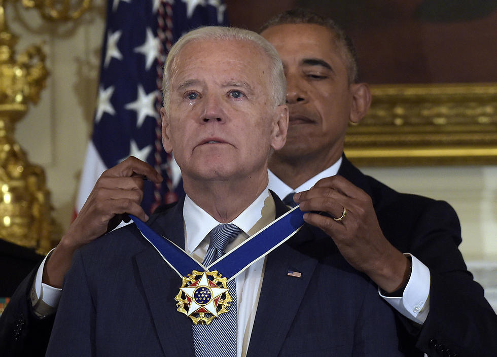 Biden being honored by Barack Obama (צילום: AP)