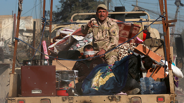 Пленный боевик ИГ в руках иракских военных. Фото: AP