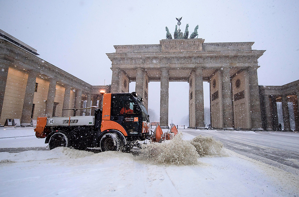 מפלסת שלג בברלין (צילום: EPA) (צילום: EPA)
