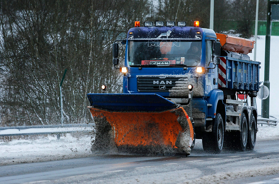 מפלסות שלג בבלגיה (צילום: EPA) (צילום: EPA)