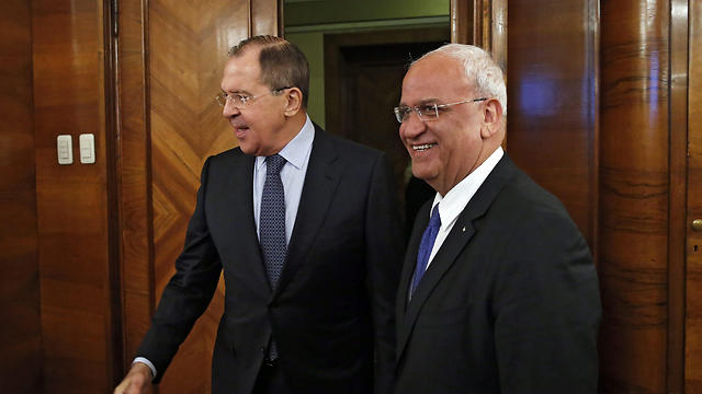 Lavrov (L) and Erekat in Moscow on Friday (Photo: EPA)