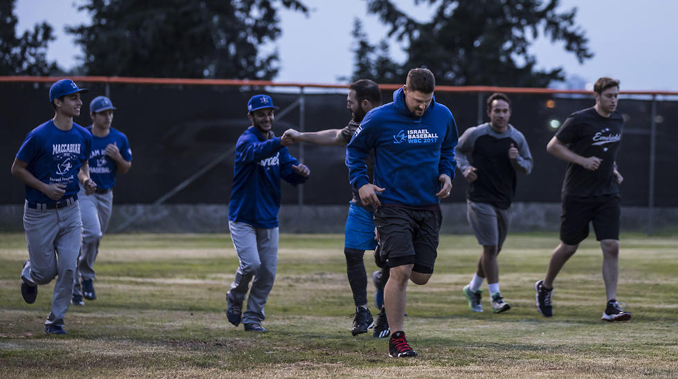 American Jewish professional baseball players practice with Israelis. (Photo: AP)