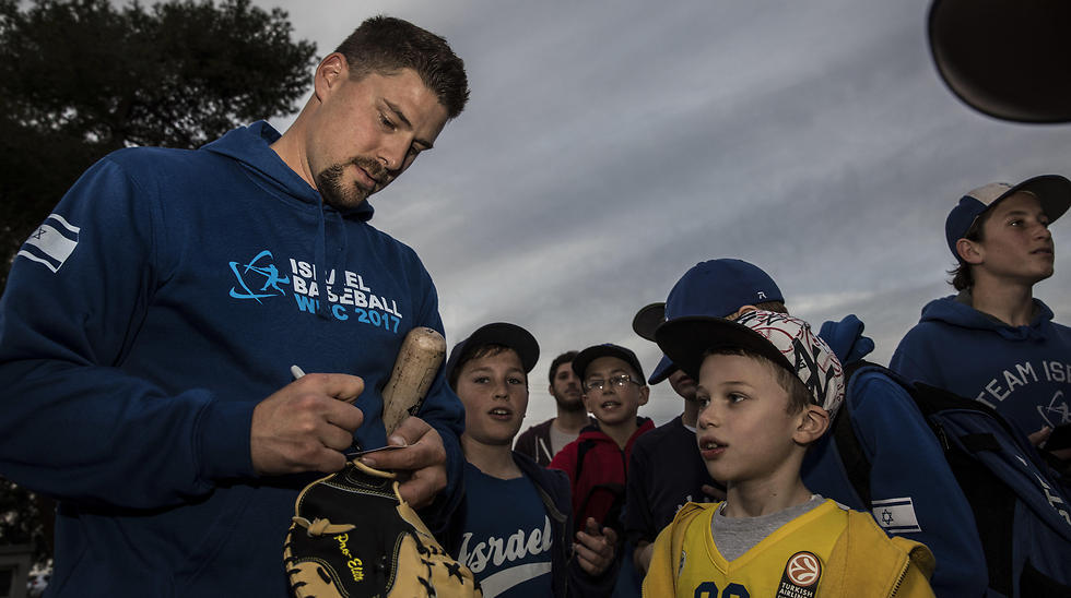 Ryan Lavarnway, an American professional baseball player, signs autographs to Israeli fans before the practice at the Baptist Village sport complex near Petah Tikva. (Photo: AP)
