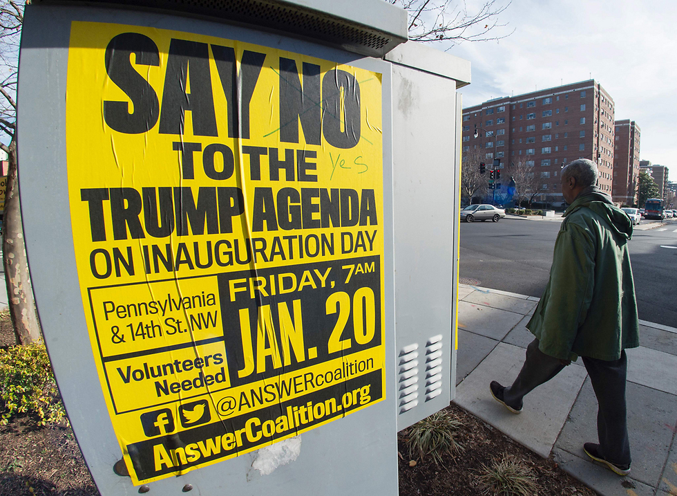 "אומרים לא לאג'נדה של טראמפ". שלט בוושינגטון (צילום: AFP) (צילום: AFP)