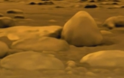 סלעים על טיטאן (צילום: נאס"א) (צילום: נאס