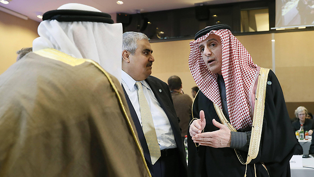שרי החוץ של סעודיה ובחריין מגיעים לוועידה (צילום: רויטרס) (צילום: רויטרס)