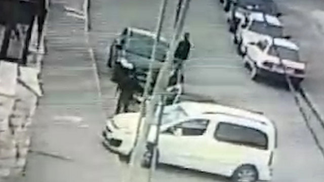 הרכב המסחרי הלבן שבו היו השוטרים חוסם את רכב החשוד ()