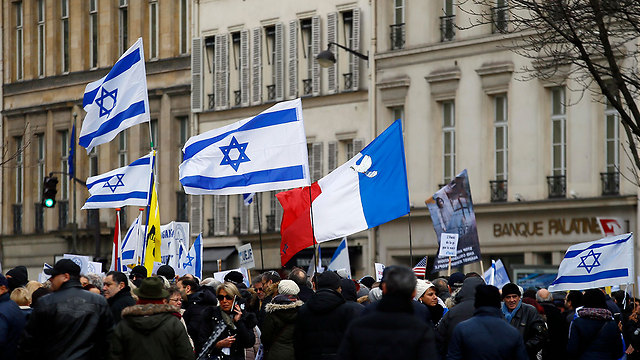מפגינים מחוץ לשגרירות ישראל בפריז  (צילום: AP) (צילום: AP)