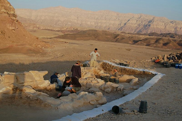 בית השער בגבעת העבדים במהלך החפירות (צילום: ארז בן יוסף ומשלחת חפירות תמנע של אוניברסיטת תל אביב)