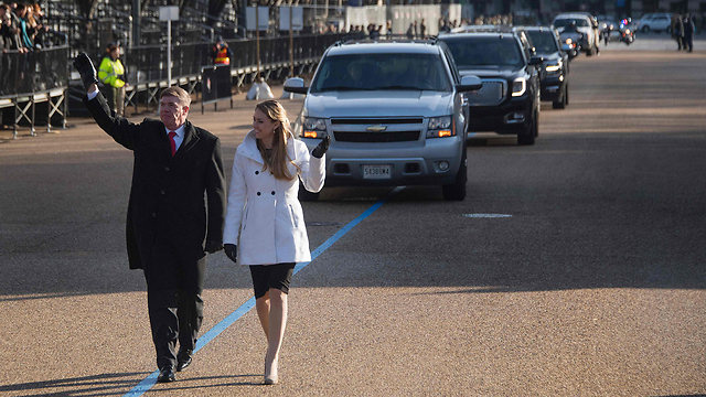 הכנות אחרונות. הכפילים של דונלד טראמפ ורעייתו מלניה בוושינגטון (צילום: AFP) (צילום: AFP)