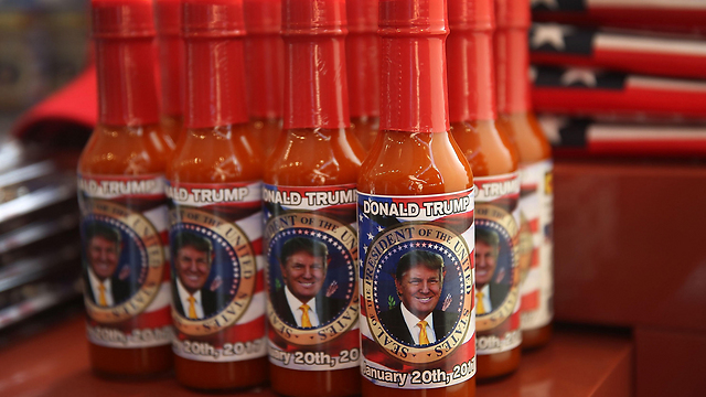 דמותו של הנשיא האמריקני הבא על בקבוקוני רוטב חריף (צילום: AFP) (צילום: AFP)