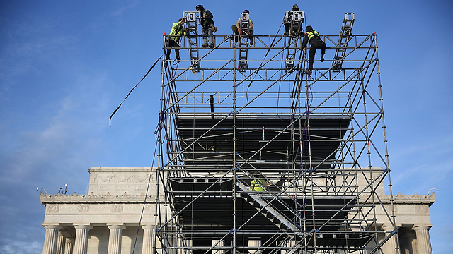 פועלים באנדרטת לינקולן (צילום: AFP) (צילום: AFP)