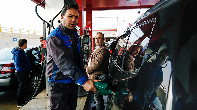ההכנסות יממנו סובסידיות לנזקקים. תחנת דלק בטהרן (צילום: AFP) (צילום: AFP)