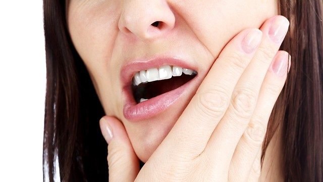 ההרגלים שעלולים לפגוע לכם בשיניים (צילום: shutterstock) (צילום: shutterstock)