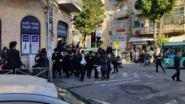 Haredim riot against draft dodgers arrests (Photo: Eli Mandelbaum)