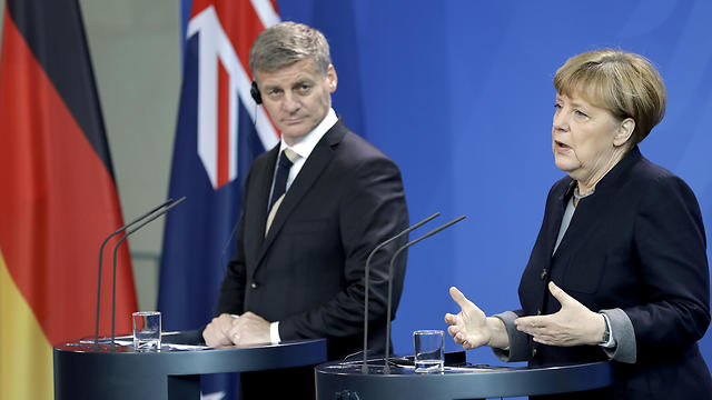 מרקל במסיבת עיתונאים עם ראש ממשלת ניו זילנד, אחר הצהריים (צילום: AP) (צילום: AP)