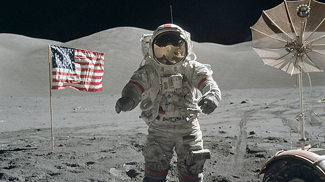 יוג'ין סרנן צועד על הירח ב-1972 (צילום: נאס"א) (צילום: נאס