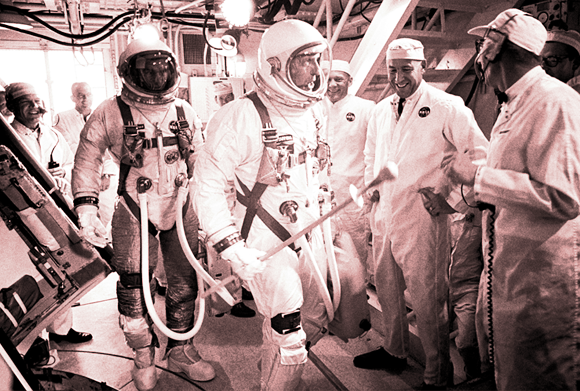 בדרך לטיסה רצופת תקלות. סרנן (מאחור) וסטאפורד נכנסים לחללית "ג'מיני 9" | צילום: נאס"א
