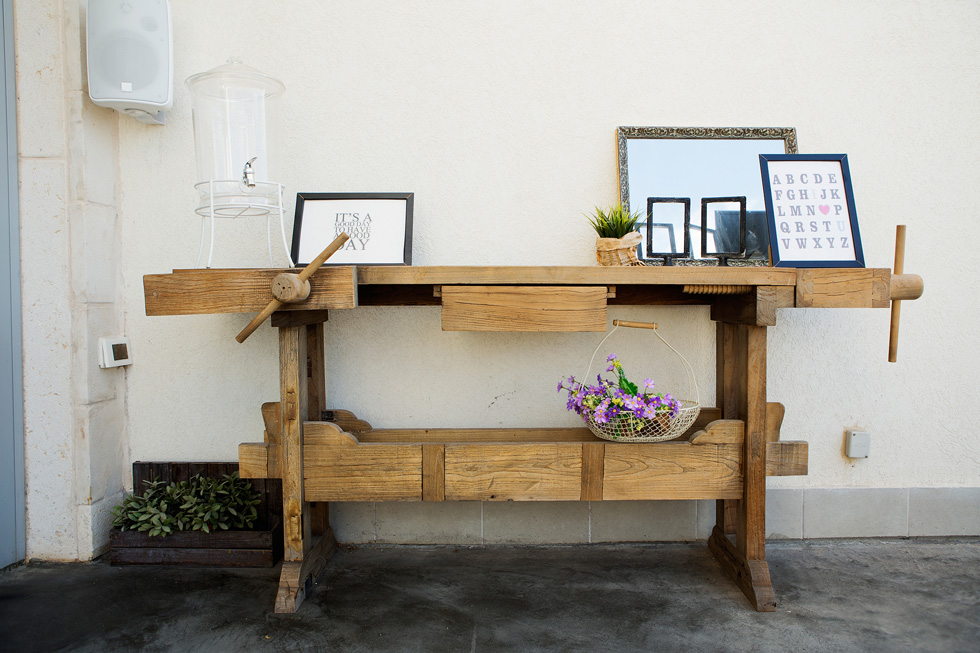 שולחן נגרים אותנטי  במרפסת המשמש כמזנון בארוחות רבות משתתפים (צילום: איה אפרים)