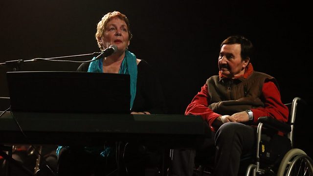 שייקה פייקוב ושרהל'ה שרון על הבמה (צלום: מוטי קמחי) (צלום: מוטי קמחי)