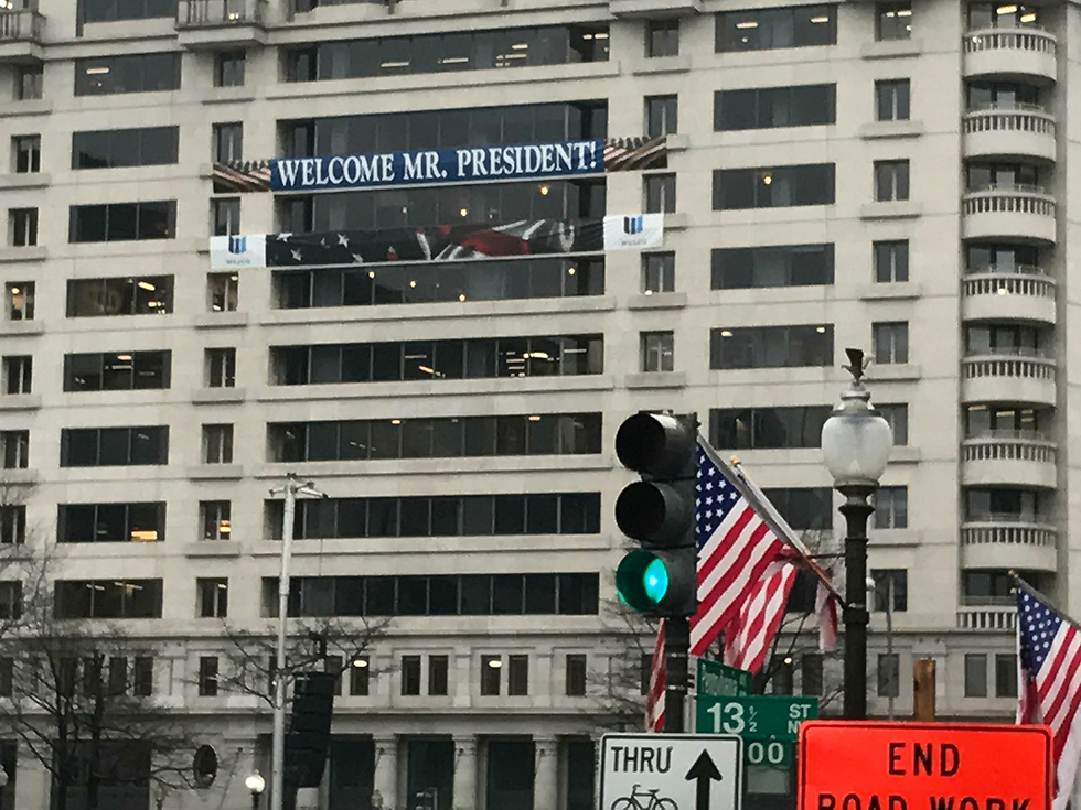 "ברוך הבא הנשיא". מול מלון טראמפ בוושינגטון (צילום: הווארד ארנשטיין) (צילום: הווארד ארנשטיין)