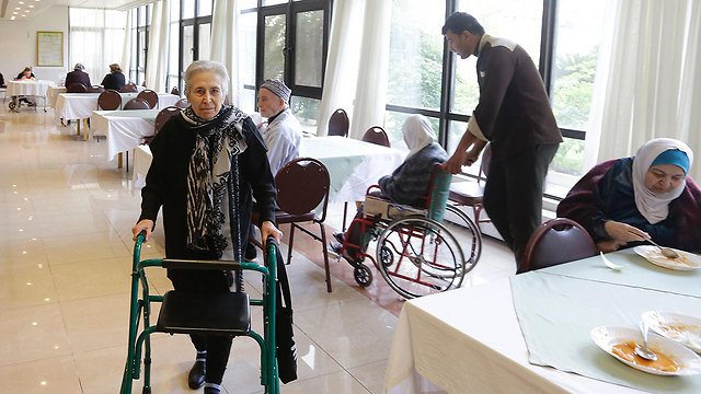מנהלת המקום בת ה-82 מסתובבת ברחבי בית האבות בדמשק ומפקחת על כל הפעילויות. לאמיס אל-חאפר (צילום: AFP) (צילום: AFP)