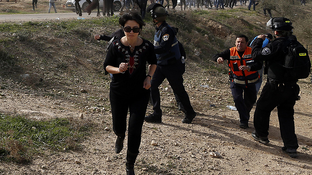 MK Zoabi confronting the police (Photo: AFP)