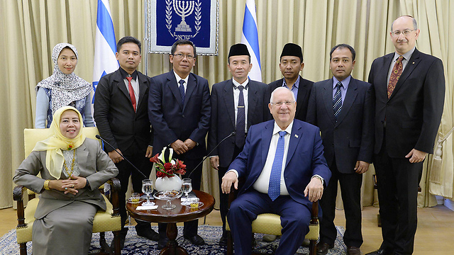 Rivlin (seated, right) with the Indonesian delegation (Photo: Mark Neiman, GPO)