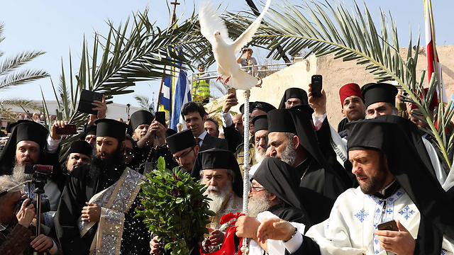 Priests release dove during ceremony in Jordan river (Photo: AFP) (Photo: AFP)