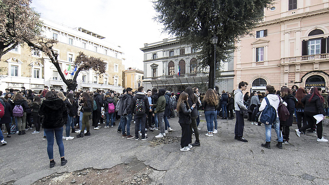 Roma residents forced to go outside due to earthwuake (Photo: EPA)